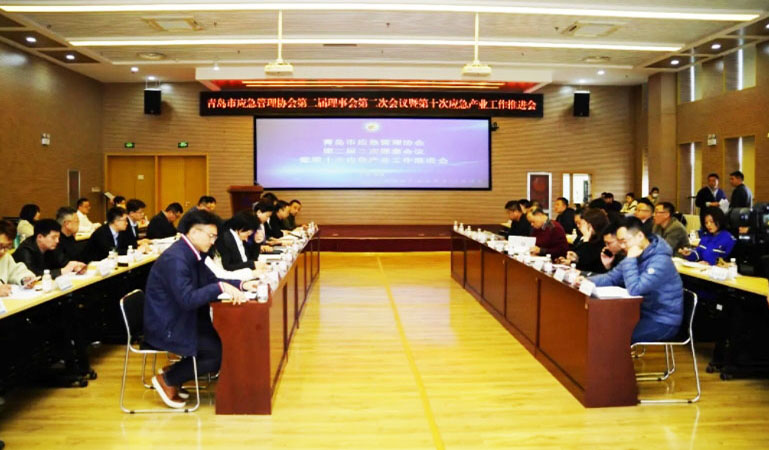 孙素朋代表青岛市应急协会宣读2023年度工作报告